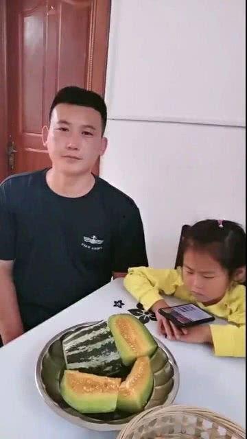 爸爸教女儿吃哈密瓜,教女儿品尝哈密瓜的温馨瞬间