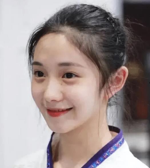 刘浩存吃瓜搞笑,网友直呼“太可爱了！”