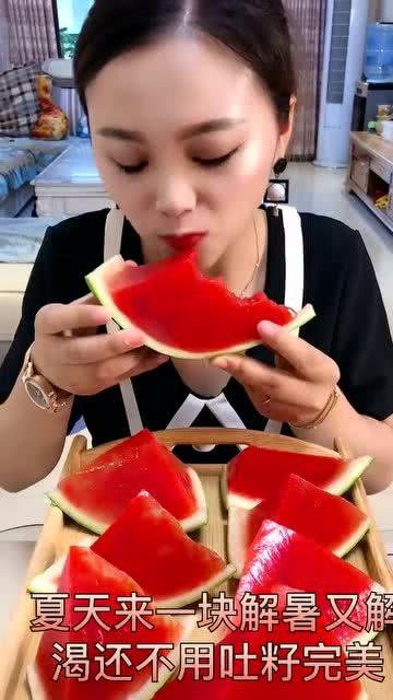 老婆吃瓜的样子,老婆吃瓜的可爱瞬间